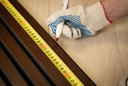 Измерить панели и при необходимости обрезать панели поперек при помощи лобзика или циркулярной пилы